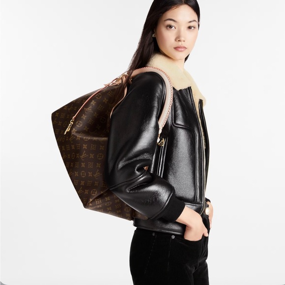 The Artsy MM embodies understated bohemian style. Louis Vuitton's - Picture 1 of 13